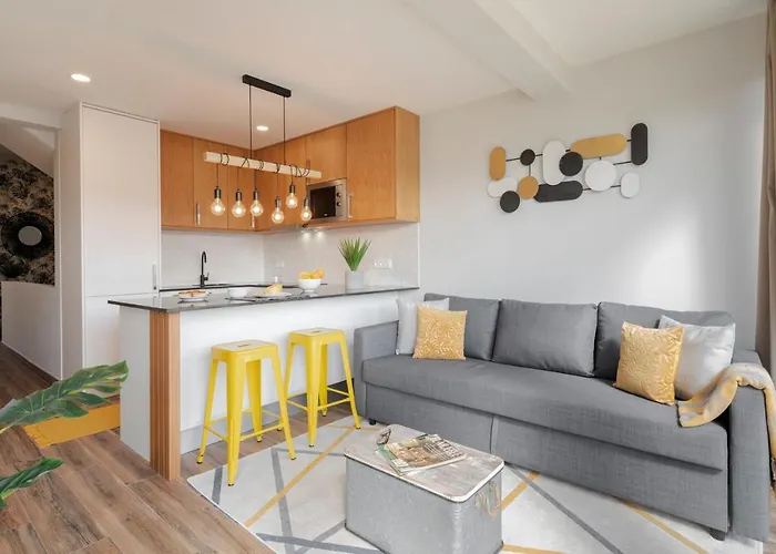 Alegria Flat By An Island פונשל